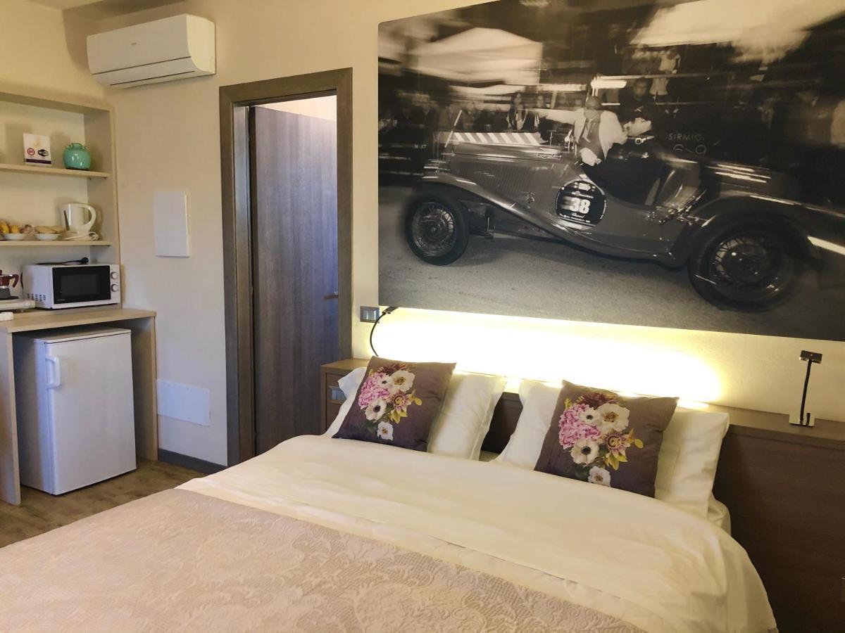 International Rooms & Apartments Сірміоне Екстер'єр фото