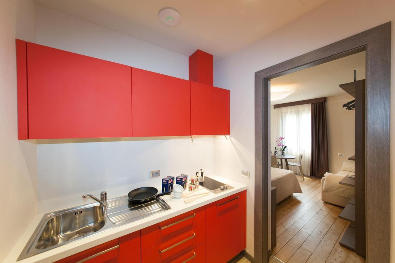 International Rooms & Apartments Сірміоне Екстер'єр фото