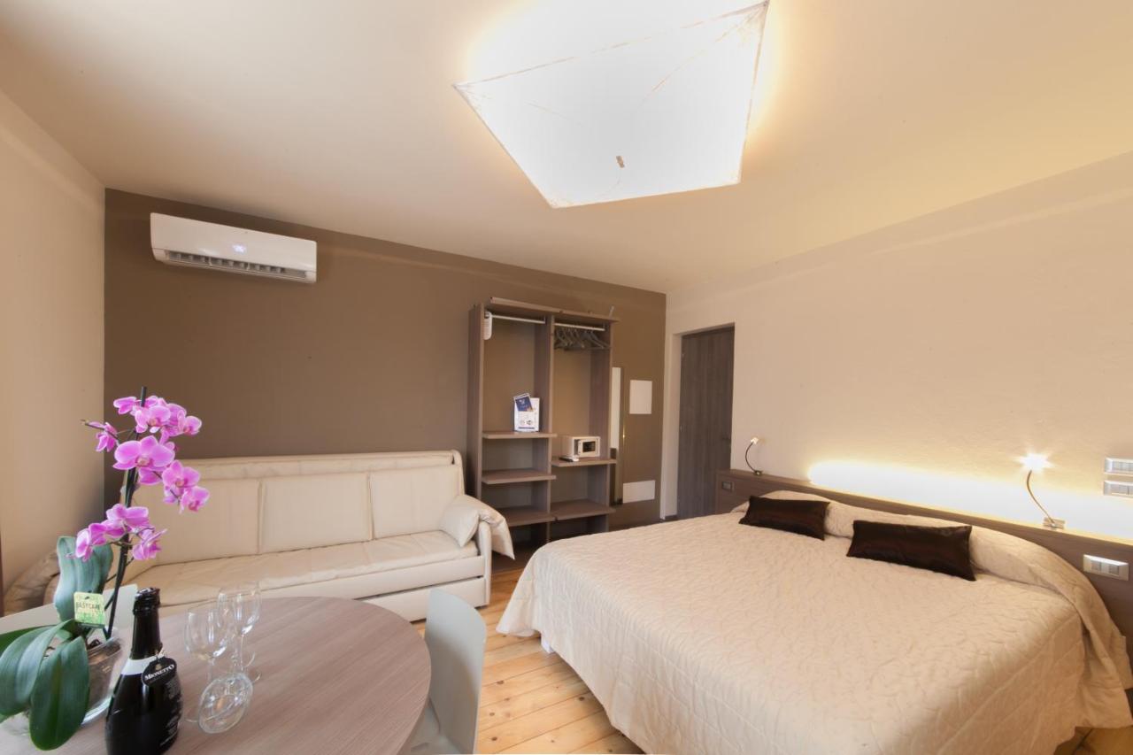 International Rooms & Apartments Сірміоне Екстер'єр фото