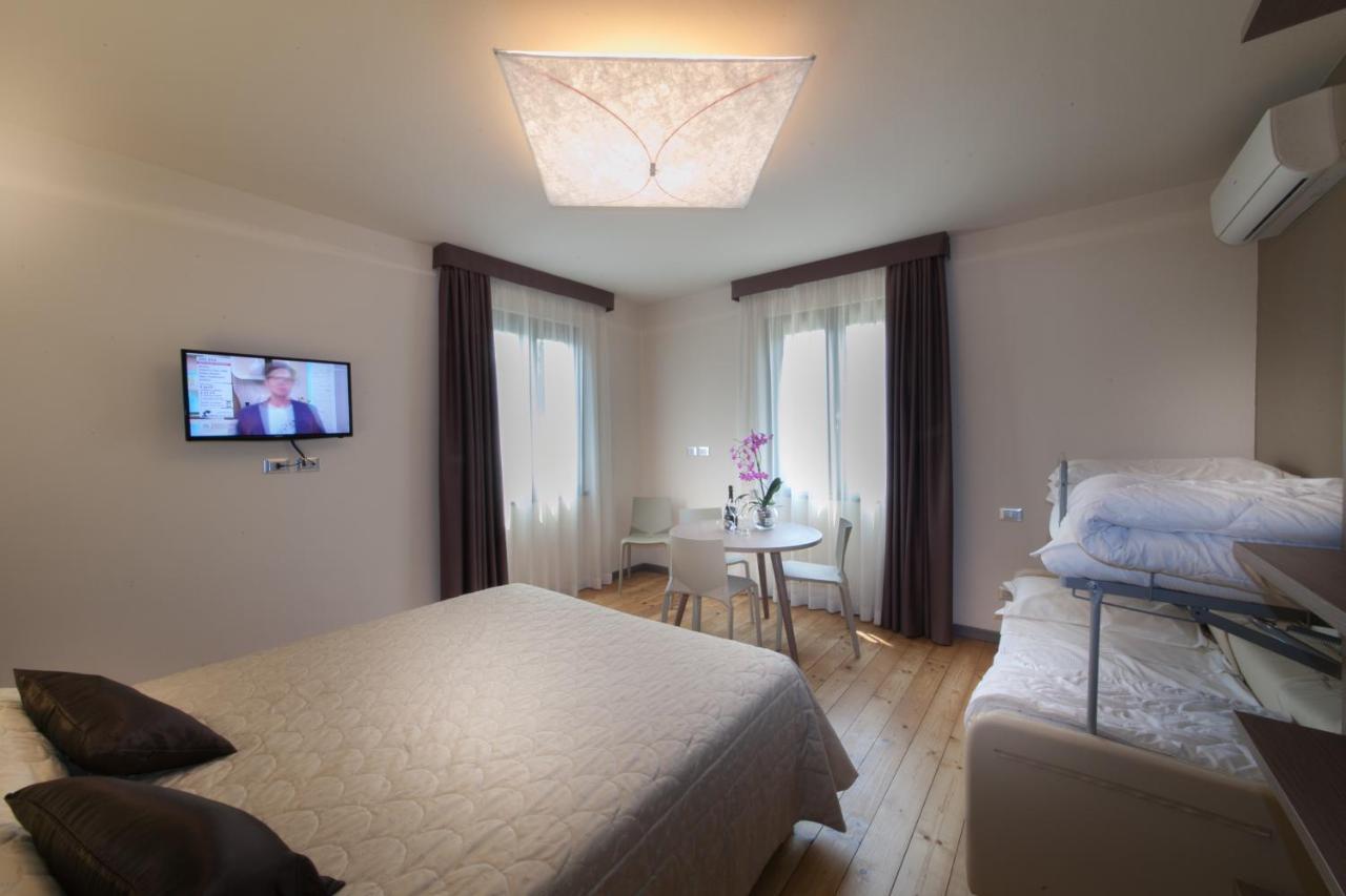 International Rooms & Apartments Сірміоне Екстер'єр фото